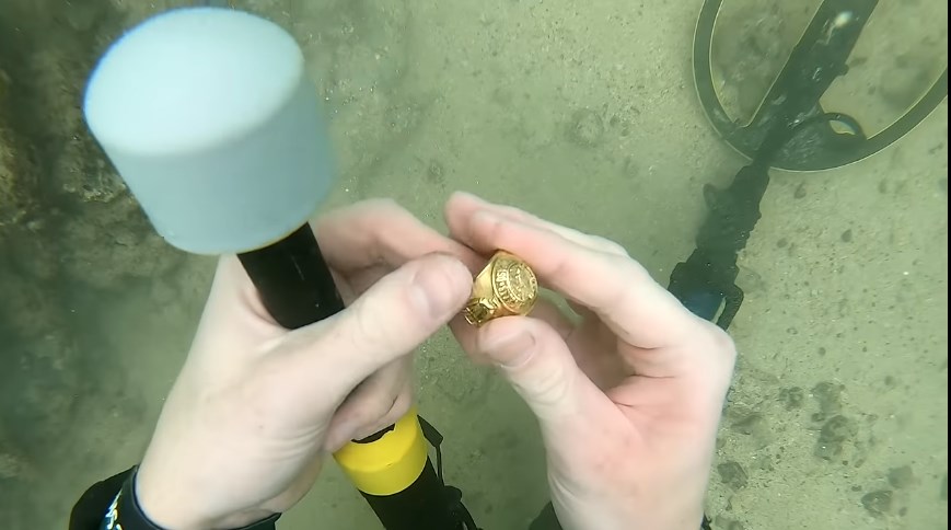 Diver find gold ring