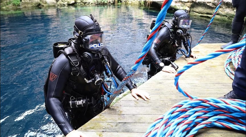 Pic source: https://www.abc.net.au/news/2020-11-05/south-east-police-diver-training-at-kilsby-sinkhole/12851100